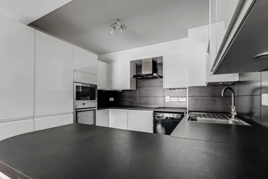 Photographing a 1-Bed Apartment in St Katharine's Way, E1W