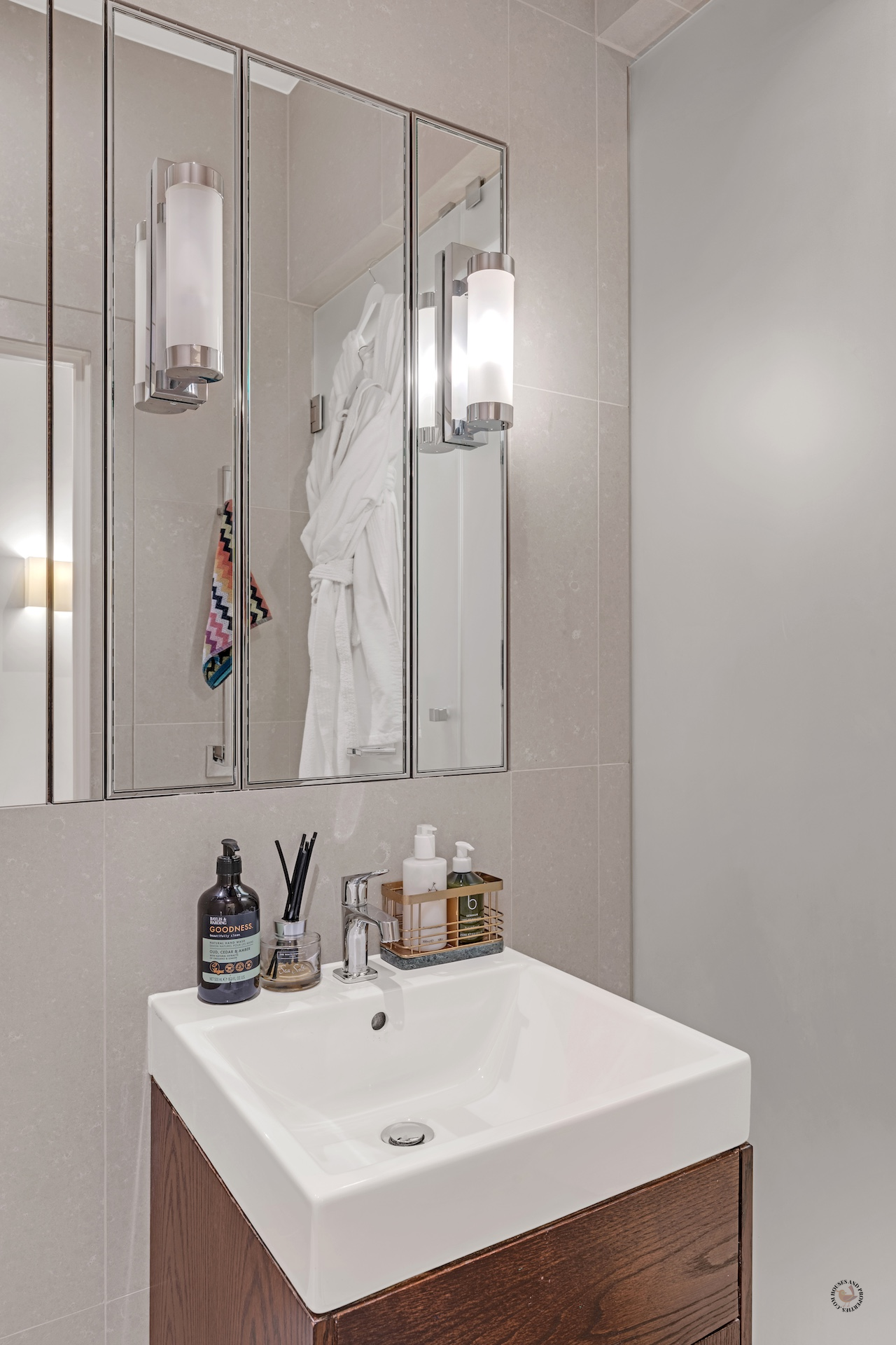 HDR property photography London, twilight exterior property photography London, exterior house photography Westminster, building frontage photography SW1E, drone property photography London, drone videography for property London, aerial property photography Westminster, property video walk-through London,