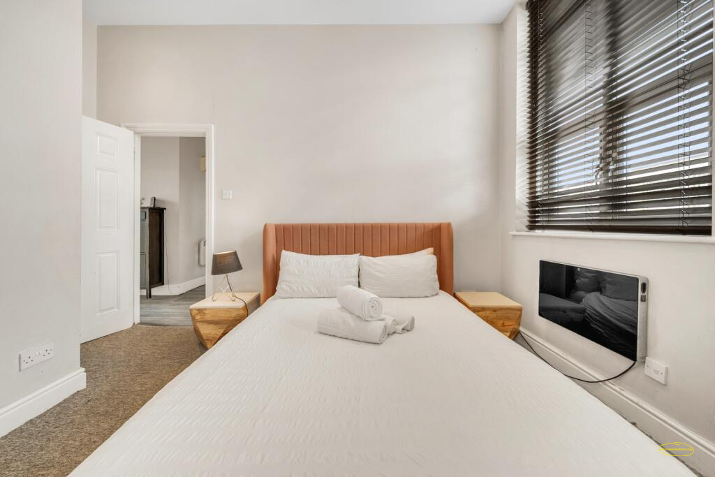 Photographing Three 2-Bedroom Airbnb Flats in London E1: £139 per property