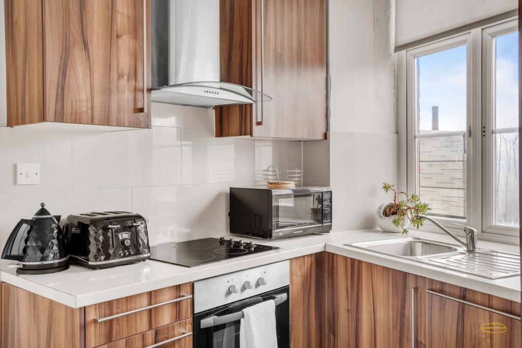 Photographing Three 2-Bedroom Airbnb Flats in London E1: £139 per property