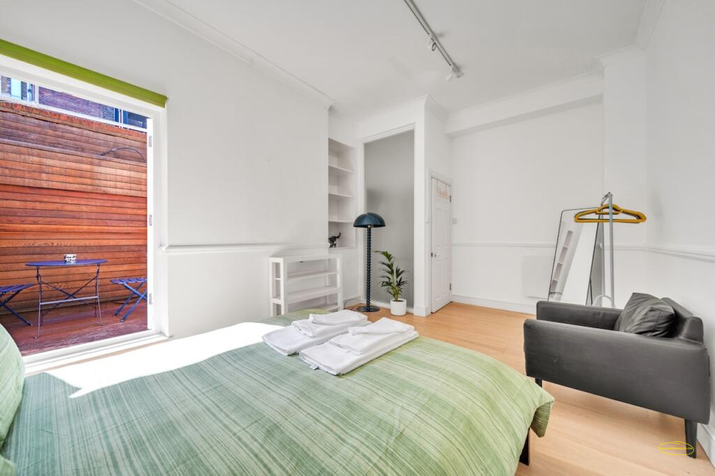 1 Bedroom Airbnb Flat Photography In Piccadilly Circus, W1D