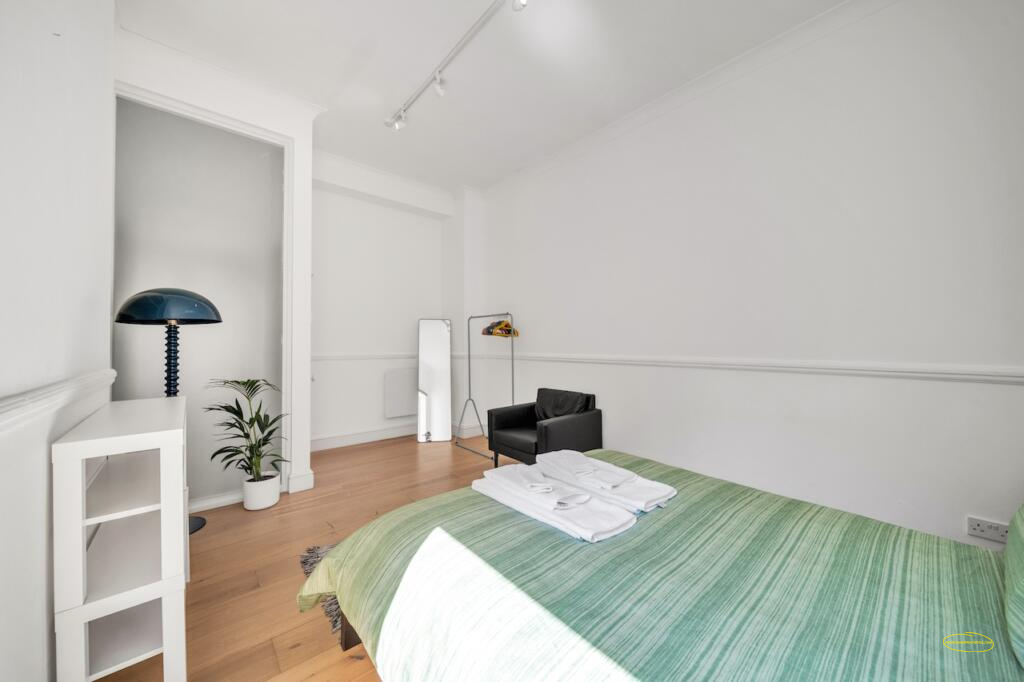 1 Bedroom Airbnb Flat Photography In Piccadilly Circus, W1D